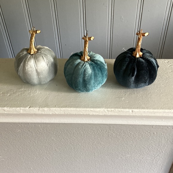 NWT Set of 3- Velvet Pumpkins- Dark Blue, Silver, Teal Fall Holiday Decorations - Picture 6 of 17